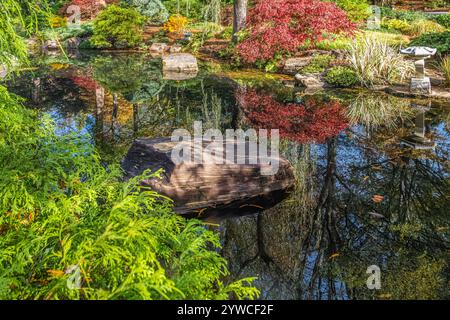 Japanischer Gartenteich in den erstklassigen Gibbs Gardens im Ball Ground, Georgia, nördlich von Atlanta. (USA) Stockfoto