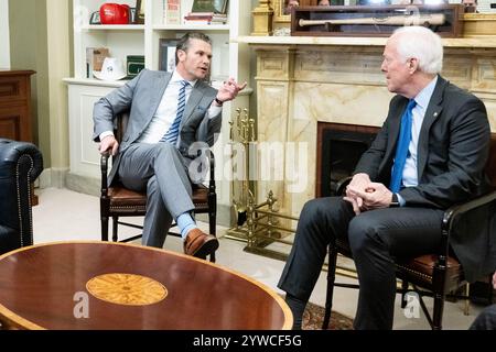 Washington, Usa. Dezember 2024. Pete Hegseth, nominierter Minister des Verteidigungsministeriums, trifft sich mit US-Senator John Cornyn (R-TX) im US-Kapitol. Quelle: SOPA Images Limited/Alamy Live News Stockfoto