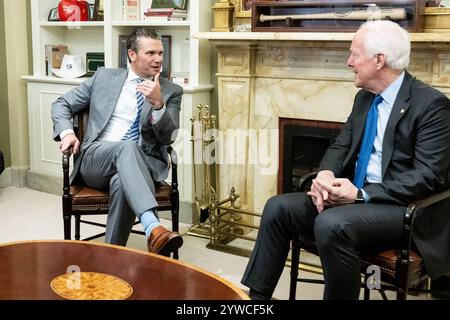 Washington, Usa. Dezember 2024. Pete Hegseth, nominierter Minister des Verteidigungsministeriums, trifft sich mit US-Senator John Cornyn (R-TX) im US-Kapitol. Quelle: SOPA Images Limited/Alamy Live News Stockfoto