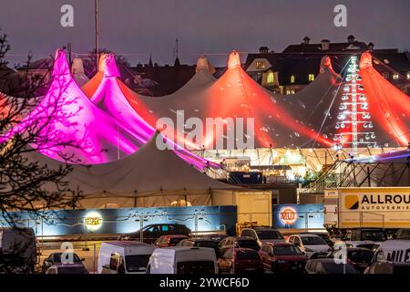 Tollwood Winterfestival auf der Theresienwiese, Zelte leuchten magisch aus dem Dunkel des Abends, München, Dezember 2024 Deutschland, München, Dezember 2024, das Tollwood Winterfestival leuchtet aus dem Dunkeln des Abends, farbiges Licht taucht die Zelte in ein magisches Licht, das Winter-Tollwood geht vom 26. November bis 22. November. Dezember 2024, Winter, Kultur, Weihnachtszeit, Veranstaltung, *** Tollwood Winter Festival auf der Theresienwiese, Zelte glühen magisch aus der Dunkelheit des Abends, München, Dezember 2024 Deutschland, München, Dezember 2024, das Tollwood Winter Festival leuchtet im Dunkeln Stockfoto