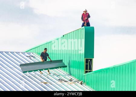 SAMUT PRAKAN, THAILAND, 26. Oktober 2024, Arbeiter arbeiten auf dem Dach der Halle Stockfoto