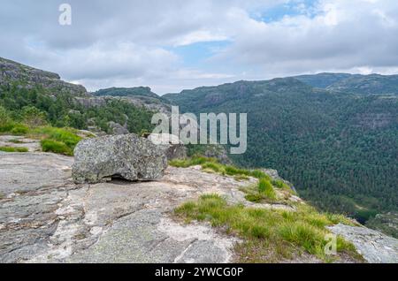 Blick auf Felsformationen auf dem Weg zum Preikestolen (der Kanzel-Felsen), einer Touristenattraktion in Rogaland County, Norwegen, einer steilen Klippe, die 604 steigt Stockfoto