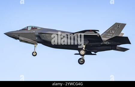 US Air Force Lockheed Martin F-35A Lightning II, 493rd FS 'Grim Reapers' macht einen simulierten Anflug auf das RAF Valley. Credit JTW Aviation Images / Alamy. Stockfoto