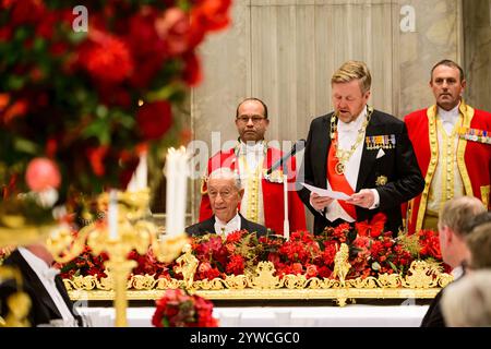 Amsterdam, Niederlande, 2024-12-10 20:32:19 AMSTERDAM, 10-12-2024, Königspalast AmsterdamAauf Einladung seiner Majestät des Königs, besucht der portugiesische Präsident Marcelo Rebelo de Sousa die Niederlande. Portugal und die Niederlande unterhalten seit 1664 diplomatische Beziehungen, und beide Länder haben traditionell eine internationale Ausrichtung auf die Seefahrt. FOTO: NLBeeld/Patrick van EmstIn dem Foto: König Willem Alexander während eines Staatsbanketts im Königlichen Palast Amsterdam. Quelle: NL Beeld / Patrick van EMST Stockfoto