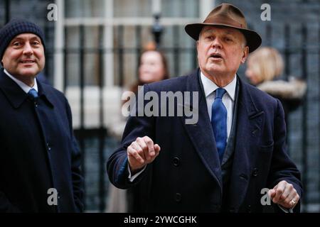 London, Großbritannien. Dezember 2024. Andrew Griffith, Abgeordneter, Schattensekretär für Wirtschaft und Handel, und Iain Duncan Smith, Abgeordneter (rechts). Corin Dalby, CEO von Box Power, und COO Trisha Dalby, haben heute zusammen mit anderen Vertretern der Petition und mehreren Abgeordneten (darunter Iain Duncan Smith, Alex Sobel und Andrew Griffith) einen Petiton Brief an die Downing Street 10 überreicht, um die dringende Notwendigkeit einer Initiative zu verdeutlichen, die dem in Schwierigkeiten geratenen Hospizsektor hilft und seine wachsenden finanziellen Defizite beseitigt. Quelle: Imageplotter/Alamy Live News Stockfoto