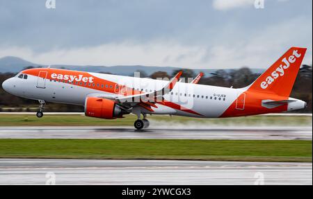 Der easyJet Airbus A320-251N G-UJEB landet am Montag, den 2. Dezember 2024, am Flughafen Manchester. Credit JTW Aviation Images / Alamy. Stockfoto