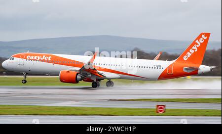 Der easyJet Airbus A321-251NX G-UZMG startet am Montag, den 2. Dezember 2024, am Flughafen Manchester. Credit JTW Aviation Images / Alamy. Stockfoto