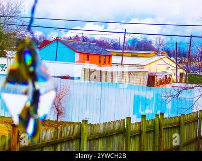 Blick aus dem Küchenfenster mit herunterhängendem Prisma, Blick auf ein Arbeiterviertel in Ludington, Michigan, USA. Stockfoto