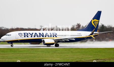 Ryanair Boeing 737-8AS G-RUKL startet am Montag, den 2. Dezember 2024, am Flughafen Manchester. Credit JTW Aviation Images / Alamy. Stockfoto