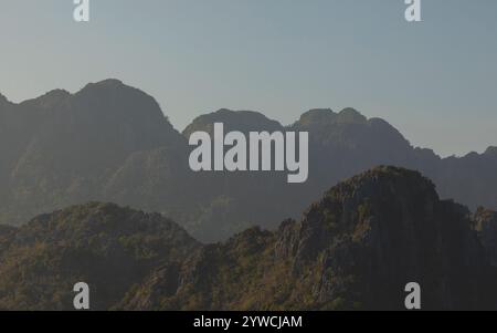 Landschaft mit Karstbergen bedeckt mit Regenwäldern, bei Sonnenuntergang, gesehen vom Aussichtspunkt Pha Ngern, in der Nähe von Vang Vieng, Laos, Südostasien, Abenteuer oder t Stockfoto