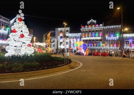 Águeda, Portugal - 27. November 2024: Nächtlicher Blick auf den Platz im Stadtzentrum von Águeda in Portugal mit Weihnachtslichtern. Stockfoto