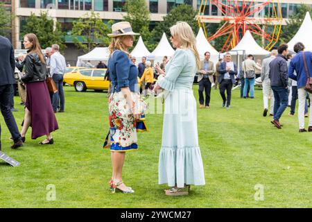 Die Gäste unterhalten sich auf dem London Concours 2023 in der Honourable Artillery Company unter den Oldtimern Stockfoto