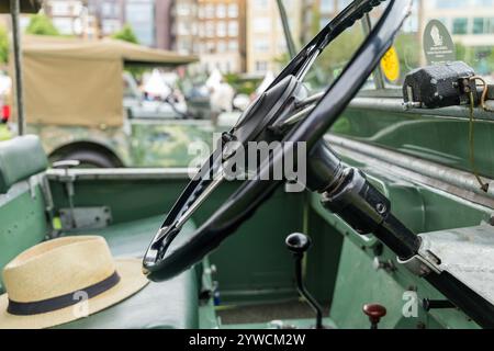 Ein Green Land rover der britischen Armee beim London Concours 2023 bei der Honourable Artillery Company Stockfoto