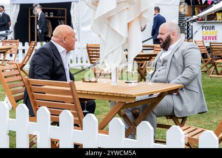 Gäste genießen die Gastlichkeit des London Concours 2023 in der Honourable Artillery Company Stockfoto