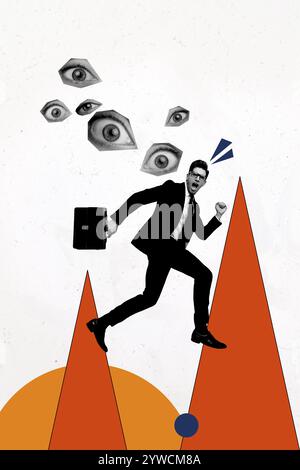 Vertikale Foto-Collage von Panik Geschäftsmann tragen formelle Anzug laufen Augapfel Aufsicht Stalker Blicken isoliert auf gemalten Hintergrund Stockfoto