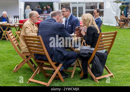 Gäste genießen die Gastlichkeit des London Concours 2023 in der Honourable Artillery Company Stockfoto