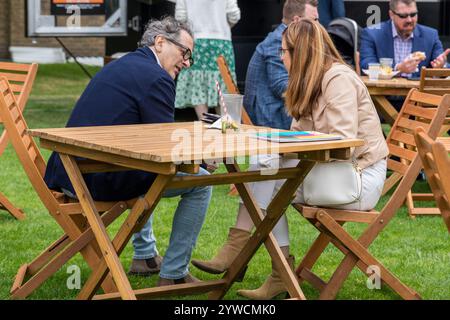 Gäste genießen die Gastlichkeit des London Concours 2023 in der Honourable Artillery Company Stockfoto