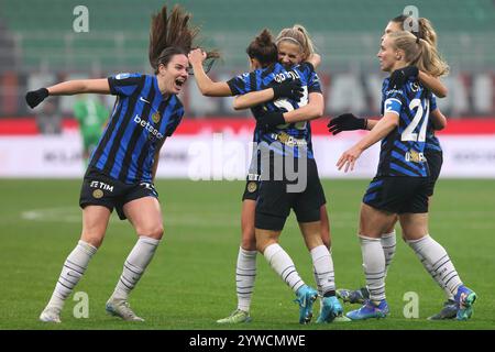 Mailand, Italien. Dezember 2024. Italien, Mailand, 2024 12 08: ELISA Bartoli (FC Inter) erzielt und feiert mit seinen Teamkollegen das 1-0-Tor bei 45' während des Fußballspiels AC Mailand gegen FC Inter, Women Series A 2024-2025 Day 12, San Siro Stadium. Italien, Mailand, 2024 12 08: AC Milan vs FC Inter, Italien Frauen Serie A 2024/2025, Tag 12 im San Siro Stadium (Bild: © Fabrizio Andrea Bertani/Pacific Press via ZUMA Press Wire) NUR ZUR REDAKTIONELLEN VERWENDUNG! Nicht für kommerzielle ZWECKE! Stockfoto