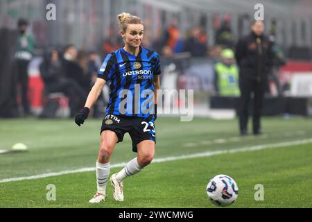 Mailand, Italien. Dezember 2024. Italien, Mailand, 2024 12 08: Lina Magull (FC Inter) hat in der ersten Halbzeit beim Fußballspiel AC Mailand gegen FC Inter, Women Series A 2024-2025 Day 12, San Siro Stadium geschossen. Italien, Mailand, 2024 12 08: AC Milan vs FC Inter, Italien Frauen Serie A 2024/2025, Tag 12 im San Siro Stadium (Bild: © Fabrizio Andrea Bertani/Pacific Press via ZUMA Press Wire) NUR ZUR REDAKTIONELLEN VERWENDUNG! Nicht für kommerzielle ZWECKE! Stockfoto