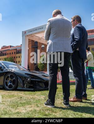 Gäste sprechen über den Supersportwagen beim London Concours 2023 in der Honourable Artillery Company Stockfoto