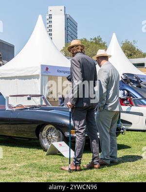 Besucher sprechen über die Ausstellungen auf dem London Concours 2023 in der Honourable Artillery Company Stockfoto