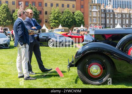 Freunde unterhalten sich über die Ausstellungen auf dem London Concours 2023 in der Honourable Artillery Company Stockfoto