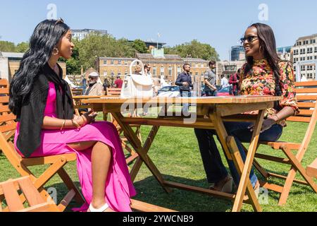 Besucher unterhalten sich auf dem London Concours 2023 in der Honourable Artillery Company Stockfoto