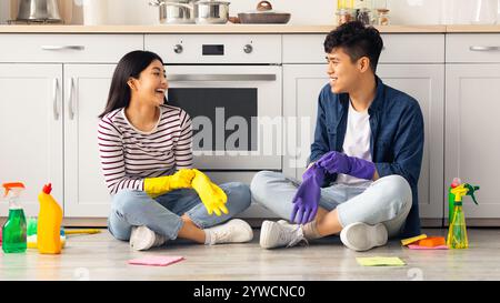 Schöne asiatische paar immer bereit für die Reinigung Küche Stockfoto