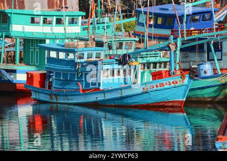 Phu Quoc, Vietnam. Dezember 2024: Vietnamesische Fischerboote in Phu Quoc, Provinz Kien Giang, Golf von Thailand. Der US-Botschafter besuchte diese Insel im Süden Vietnams, die größte des Landes, um ein Hilfspaket in Höhe von 12,5 Millionen US-Dollar anzukündigen, um die Behörden bei der Stärkung ihrer Fähigkeiten zur Durchsetzung der Seeverkehrsvorschriften im Südchinesischen Meer und bei der Bekämpfung illegaler, nicht gemeldeter und unregulierter (IUU) Fangpraktiken zu unterstützen. Die EU warnt vor Verboten der Einfuhr von Meeresfrüchten aus der vietnamesischen Fischereiindustrie, wenn keine strengeren Maßnahmen gegen die IUU-Fischerei ergriffen werden. Quelle: Kevin Izorce/Alamy Live News Stockfoto