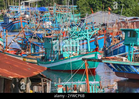 Phu Quoc, Vietnam. Dezember 2024: Vietnamesische Fischerboote in Phu Quoc, Provinz Kien Giang, Golf von Thailand. Der US-Botschafter besuchte diese Insel im Süden Vietnams, die größte des Landes, um ein Hilfspaket in Höhe von 12,5 Millionen US-Dollar anzukündigen, um die Behörden bei der Stärkung ihrer Fähigkeiten zur Durchsetzung der Seeverkehrsvorschriften im Südchinesischen Meer und bei der Bekämpfung illegaler, nicht gemeldeter und unregulierter (IUU) Fangpraktiken zu unterstützen. Die EU warnt vor Verboten der Einfuhr von Meeresfrüchten aus der vietnamesischen Fischereiindustrie, wenn keine strengeren Maßnahmen gegen die IUU-Fischerei ergriffen werden. Quelle: Kevin Izorce/Alamy Live News Stockfoto