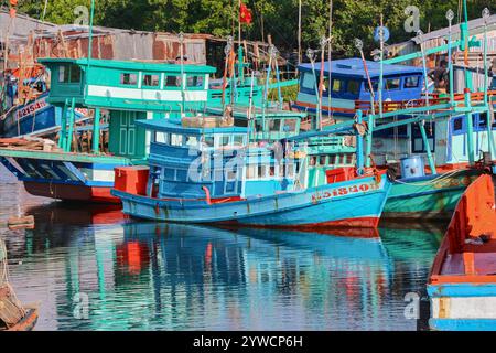 Phu Quoc, Vietnam. Dezember 2024: Vietnamesische Fischerboote in Phu Quoc, Provinz Kien Giang, Golf von Thailand. Der US-Botschafter besuchte diese Insel im Süden Vietnams, die größte des Landes, um ein Hilfspaket in Höhe von 12,5 Millionen US-Dollar anzukündigen, um die Behörden bei der Stärkung ihrer Fähigkeiten zur Durchsetzung der Seeverkehrsvorschriften im Südchinesischen Meer und bei der Bekämpfung illegaler, nicht gemeldeter und unregulierter (IUU) Fangpraktiken zu unterstützen. Die EU warnt vor Verboten der Einfuhr von Meeresfrüchten aus der vietnamesischen Fischereiindustrie, wenn keine strengeren Maßnahmen gegen die IUU-Fischerei ergriffen werden. Quelle: Kevin Izorce/Alamy Live News Stockfoto