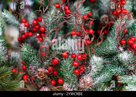 Weihnachtsdekoration aus roten Beeren und Tannenzweigen Stockfoto