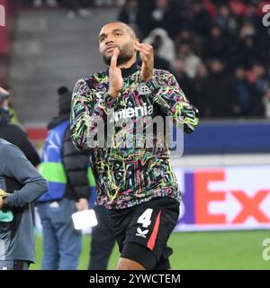 Leverkusen, Nordrhein-Westfalen, Deutschland. Dezember 2024. Bayer Leverkusen-Verteidiger JONATHAN TAH (4) klopft am 6. Spieltag der UEFA Champions League zwischen Bayer Leverkusen und Inter Mailand in der BayArena in Leverkusen am 10. Dezember 2024 in die Hände. (Kreditbild: © Kai Dambach/ZUMA Press Wire) NUR REDAKTIONELLE VERWENDUNG! Nicht für kommerzielle ZWECKE! Stockfoto