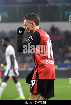 Leverkusen, Nordrhein-Westfalen, Deutschland. Dezember 2024. Bayer Leverkusen Stürmer FLORIAN WIRTZ (10, vorne) wischt sich am 6. Spieltag der UEFA Champions League zwischen Bayer Leverkusen und Inter Mailand in der BayArena in Leverkusen am 10. Dezember 2024 das Gesicht. (Kreditbild: © Kai Dambach/ZUMA Press Wire) NUR REDAKTIONELLE VERWENDUNG! Nicht für kommerzielle ZWECKE! Stockfoto