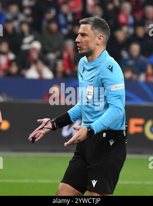 Leverkusen, Nordrhein-Westfalen, Deutschland. Dezember 2024. Schiedsrichter SLAVKO VINCIC schüttelt beim Spiel der UEFA Champions League am 6. Spieltag zwischen Bayer Leverkusen und Inter Mailand in der BayArena in Leverkusen am 10. Dezember 2024 mit den Schultern. (Kreditbild: © Kai Dambach/ZUMA Press Wire) NUR REDAKTIONELLE VERWENDUNG! Nicht für kommerzielle ZWECKE! Stockfoto