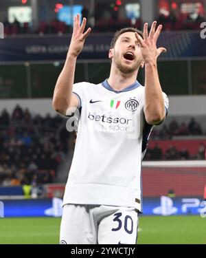 Leverkusen, Nordrhein-Westfalen, Deutschland. Dezember 2024. Inter Mailand-Mittelfeldspieler CARLOS AUGUSTO (30) spricht am 6. Spieltag der UEFA Champions League zwischen Bayer Leverkusen und Inter Mailand in der BayArena in Leverkusen am 10. Dezember 2024. (Kreditbild: © Kai Dambach/ZUMA Press Wire) NUR REDAKTIONELLE VERWENDUNG! Nicht für kommerzielle ZWECKE! Stockfoto