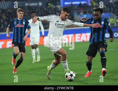 Bergamo, Italien. Dezember 2024. Ademola Lookman (R) von Atalanta streitet mit Dani Ceballos von Real Madrid während des UEFA Champions League-Spiels zwischen Atalanta und Real Madrid am 10. Dezember 2024 in Bergamo, Italien. Quelle: Li Jing/Xinhua/Alamy Live News Stockfoto