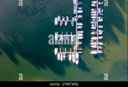 Aus der Vogelperspektive auf Boote an einem Hafen von Durchhang Stockfoto