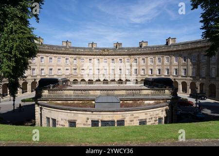 Natural Mineral Baths und The Buxton Crescent Hotel, Buxton, Derbyshire, England, Großbritannien Stockfoto