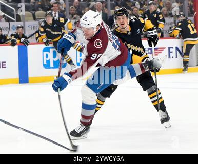 Pittsburgh, Usa. Dezember 2024. Der rechte Flügel Mikko Rantanen (96) von Colorado Avalanche trifft in der ersten Periode gegen die Pittsburgh Penguins in der PPG Paintts Arena in Pittsburgh am Dienstag, den 10. Dezember 2024. Foto von Archie Carpenter/UPI. Quelle: UPI/Alamy Live News Stockfoto