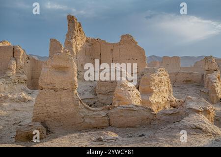 Wunderschöne Ruinen der antiken Stadt, Jiaohe Ruinen Architekturerbe in Turpan in Xinjiang, China Stockfoto