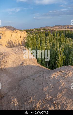 Canyons in der Nähe von Ruinen der antiken Stadt Jiaohe, Turpan, China. Gaochang und Jiaohe datieren mehr als 2000 Jahre und sind die ältesten und größten Ruinen in Xinjian Stockfoto