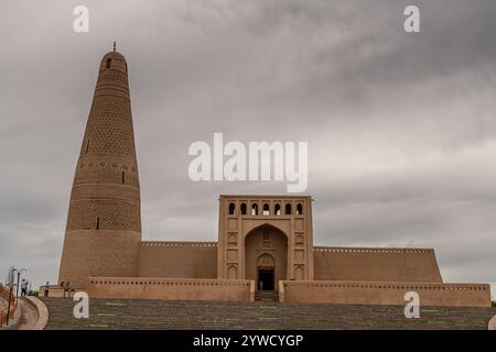 Das Emin-Minarett und die uigurische Moschee, sichtbar hinter den Gräbern in Turpan in der Provinz Xinjiang in Westchina Stockfoto