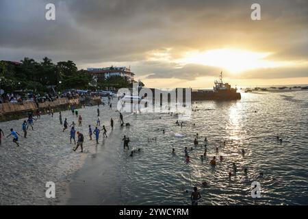 Sansibar, Tansania. Dezember 2024. Menschen genießen ihre Freizeit am Strand in Sansibar, Tansania, 10. Dezember 2024. Sansibar ist bekannt für seine atemberaubende natürliche Schönheit und reiche Geschichte und ist ein beliebtes Touristenziel in der ostafrikanischen Region geworden. Quelle: Han Xu/Xinhua/Alamy Live News Stockfoto