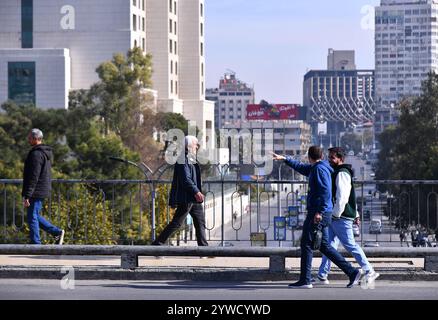 Damaskus, Syrien. Dezember 2024. Menschen laufen auf einer Straße in Damaskus, Syrien, 10. Dezember 2024. Quelle: Ammar Safarjalani/Xinhua/Alamy Live News Stockfoto