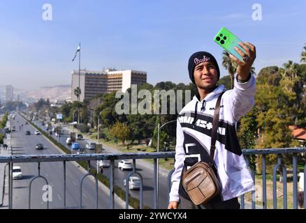 Damaskus, Syrien. Dezember 2024. Ein Mann macht Selfies in Damaskus, Syrien, 10. Dezember 2024. Quelle: Ammar Safarjalani/Xinhua/Alamy Live News Stockfoto