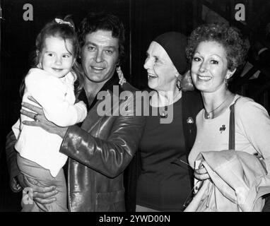 Michael Cole ist verstorben. Michael Cole mit Mutter Kathleen, Frau Paula Kelly und Tochter Jennifer Holly Cole Credit: Ralph Dominguez/MediaPunch Stockfoto