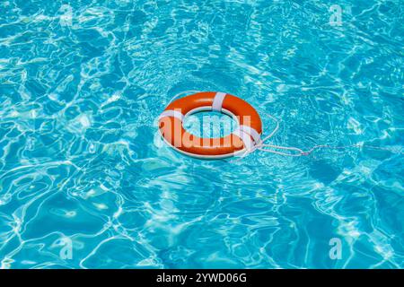 Sicherheitsausrüstung, Rettungsboje oder Rettungsboje, die zur Rettung auf See schwimmt. Hilfe im Wasserkonzept. Farbenfroher aufblasbarer Kreisring, der im Swimmingpool schwimmt Stockfoto