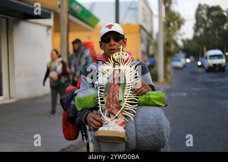 Mexiko-Stadt, Mexiko. Dezember 2024. Katholische Gläubige der Jungfrau von Guadalupe setzen ihre Pilgerfahrt zur Basilika von Guadalupe anlässlich der religiösen Feier zur Ehren der Jungfrau von Guadalupe fort. Am 10. Dezember 2024 in Mexiko-Stadt. (Foto: Ian Robles/Eyepix Group/SIPA USA) Credit: SIPA USA/Alamy Live News Stockfoto