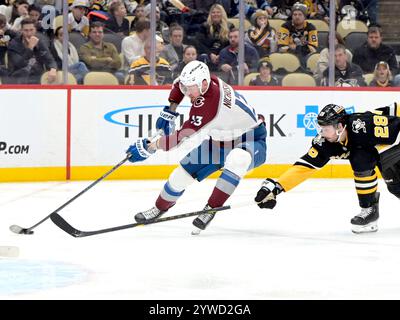 Pittsburgh, Usa. Dezember 2024. Valeri Nichushkin (13) fährt am Dienstag, den 10. Dezember 2024, den Verteidiger Marcus Pettersson (28) der Pittsburgh Penguins und erzielt in der dritten Phase des Sieges der Colorado Avalanche 6-2 in der PPG Paints Arena in Pittsburgh. Foto von Archie Carpenter/UPI. Quelle: UPI/Alamy Live News Stockfoto